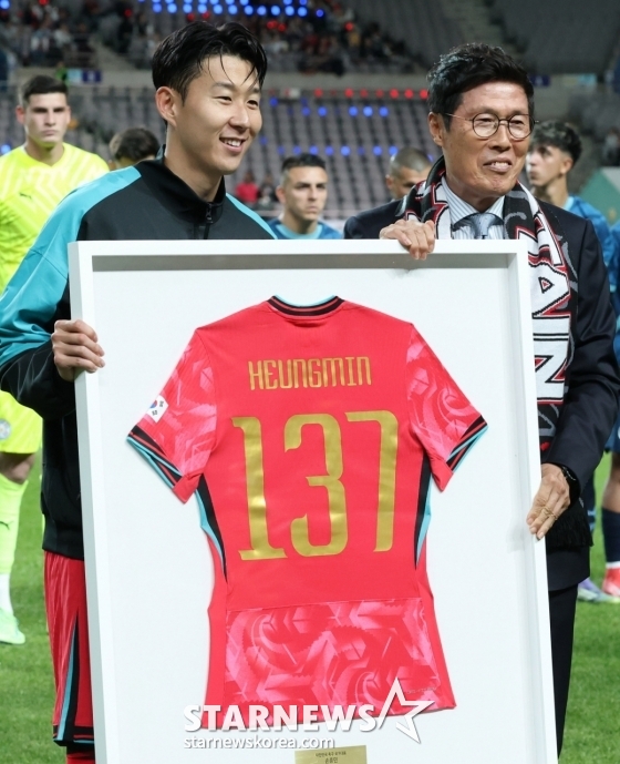 손흥민(왼쪽)과 차범근이 지난 14일 파라과이와 10월 A매치 두 번째 친선전 킥오프에 앞서 '레전드 올드 앤드 뉴 - 프롬 차, 투 손(Legend Old & New - From Cha, To. Son)' 행사에 참여하고 있다. /사진=김진경 대기자