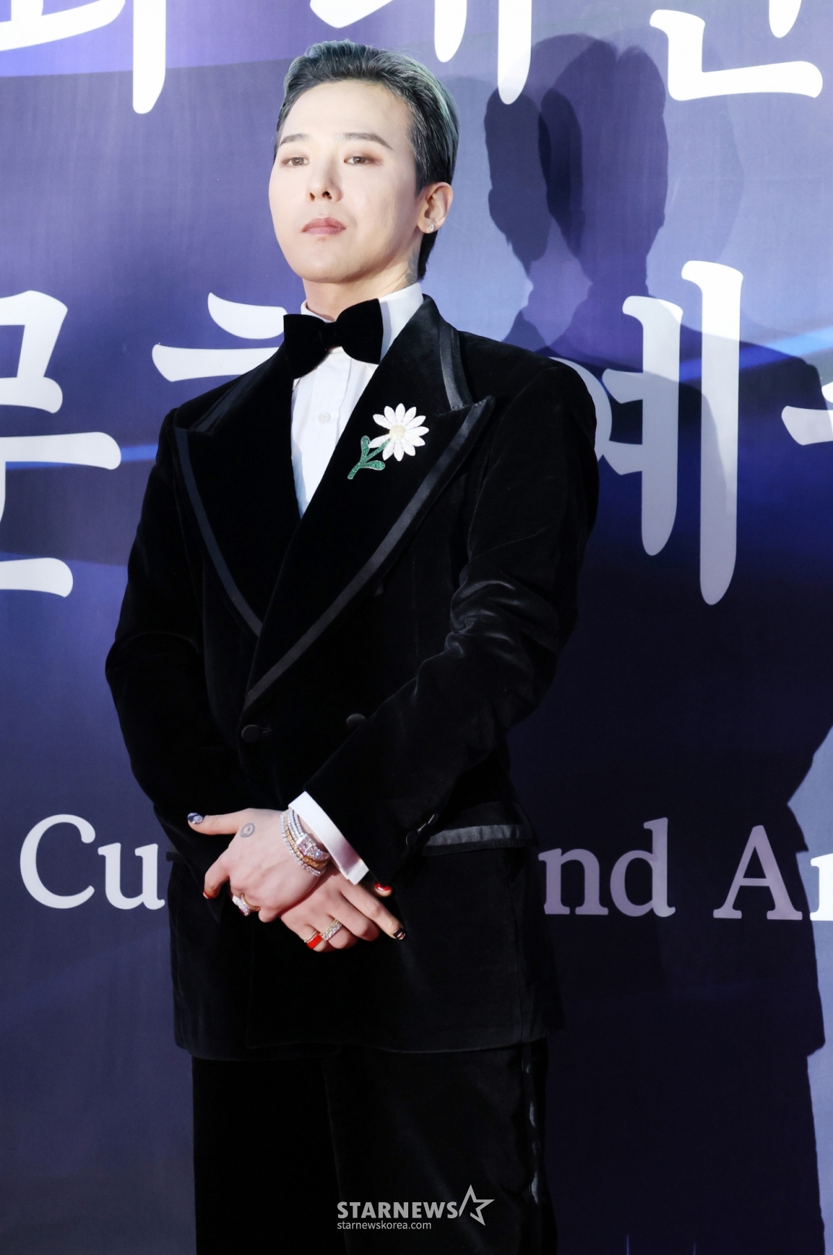 가수 지드래곤이 23일 서울 중구 국립극장 해오름극장에서 진행된 '제16회 대한민국 대중문화예술상' 레드카펫에 참석해 포즈를 취하고 있다. /2025.10.23 /사진=김휘선 hwijpg@