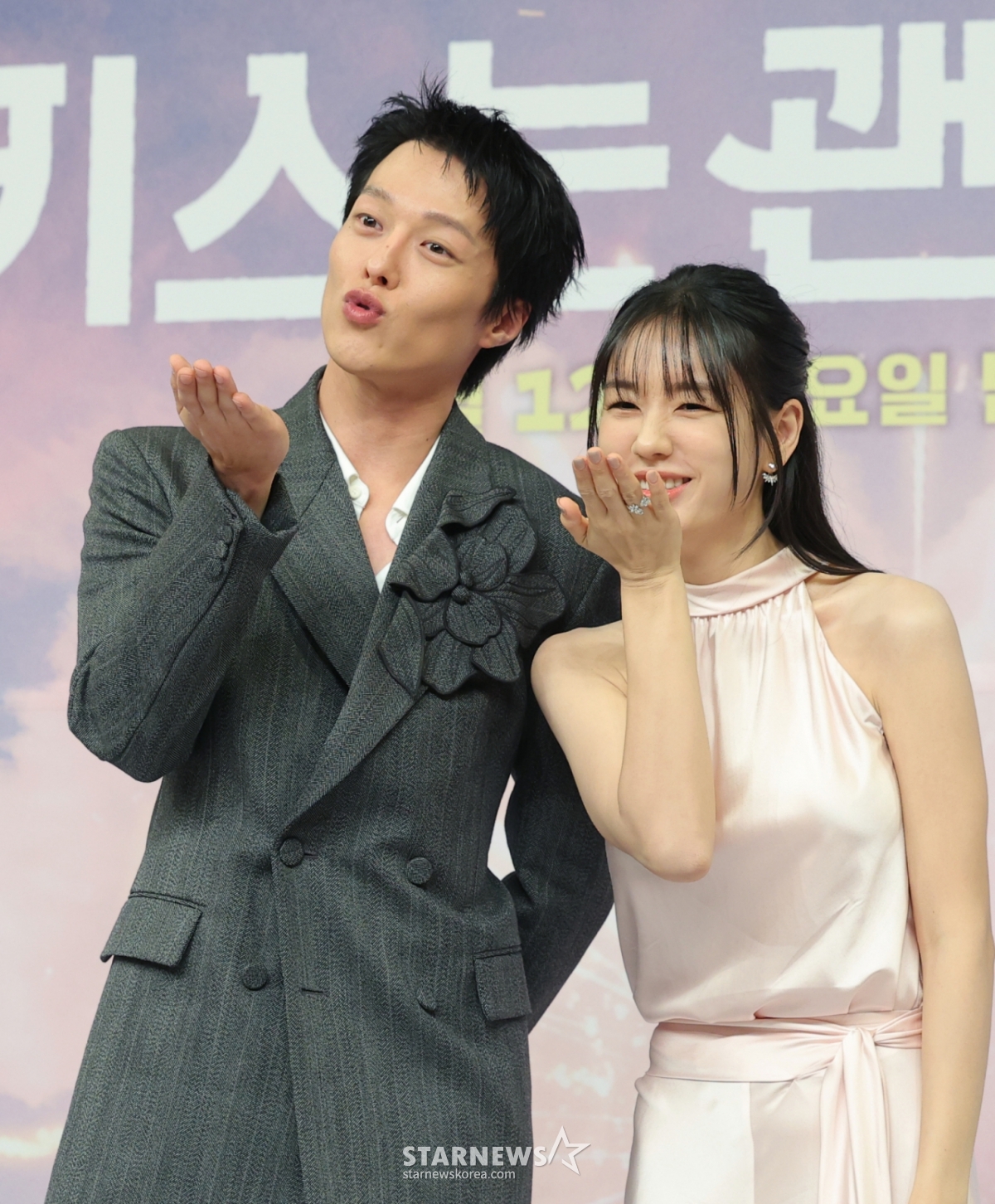 (서울=뉴스1) 권현진 기자 = 배우 장기용과 안은진(오른쪽)아 5일 서울 양천구 SBS 방송센터에서 열린 SBS 새 수목드라마 ‘키스는 괜히 해서!’(극본 하윤아, 태경민/연출 김재현) 제작발표회에 참석해 포즈를 취하고 있다.   ‘키스는 괜히 해서’는 생계를 위해 애엄마로 위장취업한 싱글녀 고다림(안은진 분)과 그녀를 사랑하게 된 팀장님 공지혁(장기용 분)의 쌍방 속앓이 로맨스를 그린 작품이다. 2025.11.5/뉴스1  Copyright © 뉴스1. All rights reserved. 무단 전재 및 재배포,  AI학습 이용 금지. /사진=(서울=뉴스1) 권현진 기자