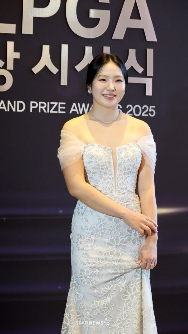 '역대 7번째' 유현조 신인왕 다음 해 대상 쾌거... 'LPGA 진출' 황유민은 인기상 2연패 [KLPGA 대상 시상식 현장 ...