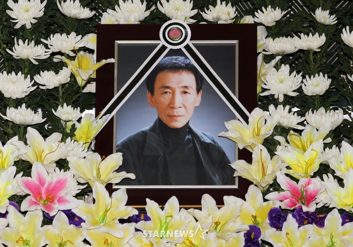 30일 오전 향년 74세로 별세한 원로배우 故 트위스트 김(본명 김한섭)의 영정사진. 지난 2006년 공연 도중 넘어져 외상성 뇌출혈로 투병하던 중 30일 오전 10시께 별세한 것으로 알려졌다. 빈소는 서울 쌍문동 한일병원 장례식장에 마련됐으며, 발인은 오는 12월 2일 오전이다./2010.11.30 /사진=이동훈 기자 photoguy@