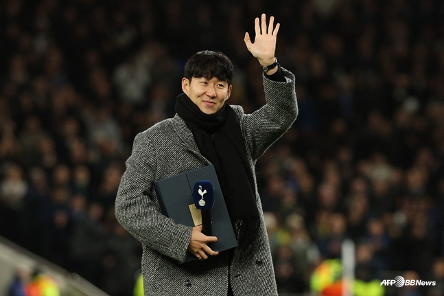 10일 슬라비아 프라하 경기를 앞두고 인사를 하고 있는 손흥민. /AFPBBNews=뉴스1