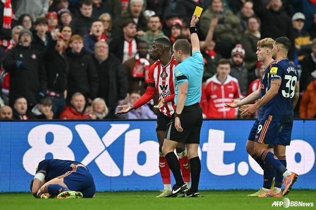 뉴캐슬 유나이티드 수비수 댄 번(왼쪽)이 상대 선수에게 태클을 당한 뒤 쓰러져있다. /AFPBBNews=뉴스1