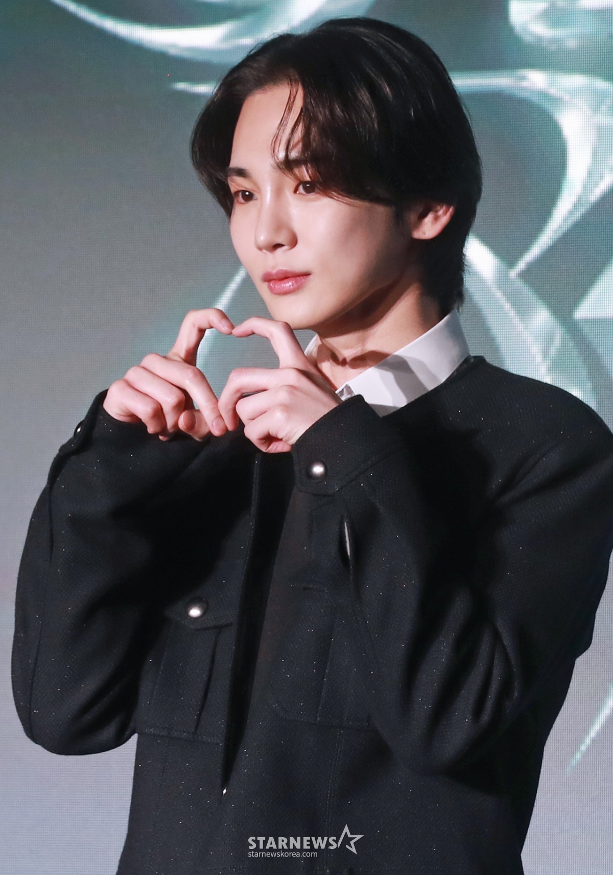 가수 키(Key)가 23일 오전 서울 여의도 페어몬트 앰배서더 호텔에서 진행된 세 번째 미니앨범 '플레저 숍'(Pleasure Shop) 발매 기자간담회에서 포즈를 취하고 있다. /2024.09.23 /사진=이동훈