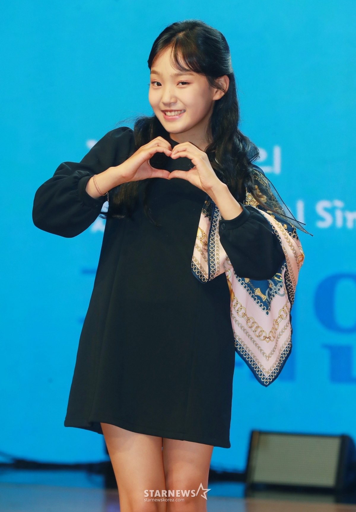 가수 김태연이 15일 오전 서울 강남구 일지아트홀에서 진행된 새 디지털 싱글 앨범 '힘내세요!' 발매기념 쇼케이스에서 포즈를 취하고 있다.  타이틀곡 '수고했어요 오늘도'는 각자의 자리에서 하루를 열심히 살아내고 있는 대중들에게 김태연이 건네는 안부와 따뜻한 위로를 담은 트로트 곡이다. /2022.09.15