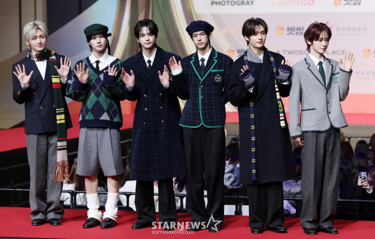 그룹 투어스가 25일 인천광역시 중구 운서동 인스파이어 아레나에서 열린 SBS 가요대전 레드카펫 행사에 참석해 포즈를 취하고 있다. /2025.12.25 /사진=김휘선 hwijpg@