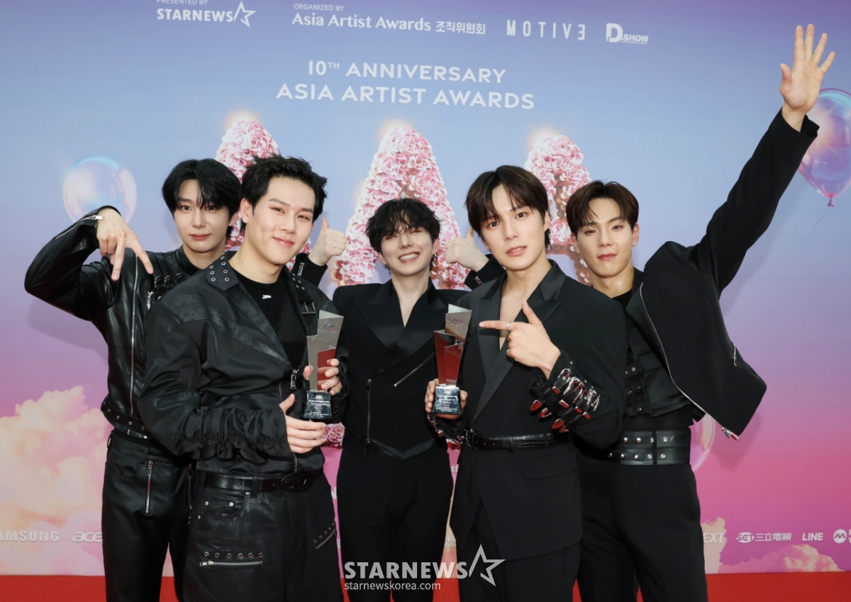 Ngày 6/5, Monsta X đang tạo dáng sau khi nhận được 10 giải History of Kpop, Best Artist Award tại lễ trao giải Asia Artist Awards 2025, 10 năm AAA 2025, do Star News tổ chức tại sân vận động quốc gia Cao Hùng tổ chức.  /Ảnh = Photoguy@ của Lee Dong Hoon