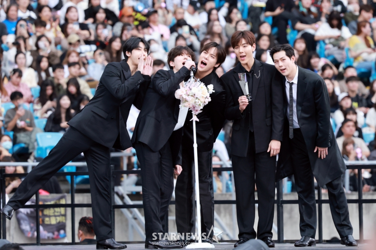 Nhóm nhạc Monsta X đang phát biểu cảm nghĩ khi nhận được giải thưởng AAA Best Artist tại lễ trao giải Asia Artist Awards 2025, 10th Anniversary Asia Artist Awards 2025, do Star News tổ chức tại Sân vận động Quốc gia Cao Hùng vào ngày 6/4.   /2025.12.06 /Ảnh = Lim Sung Kyun tjdrbs23@