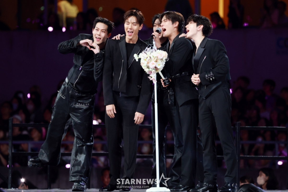 Shownu, Minhyuk, Kihyun, Hyungwon, Jooheon và I.M (Monsta X) đang chia sẻ cảm nghĩ sau khi nhận được AAA History of K-POP tại lễ trao giải Asia Artist Awards 2025 (10th Anniversary Asia Artist Awards, AAA 2025) được tổ chức tại Sân vận động Quốc gia Cao Hùng, Đài Loan vào ngày 6/4.   /Ảnh = Lim Sung Kyun tjdrbs23@