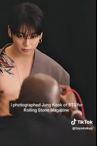 摄影师TAYO KUKU JUNIOR上传到自己的抖音账号@tayokukujr的画报拍摄花絮视频。 