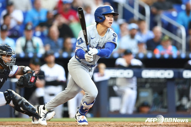 图为击球的金惠成（右）。 =法新社BBNews=新闻1。