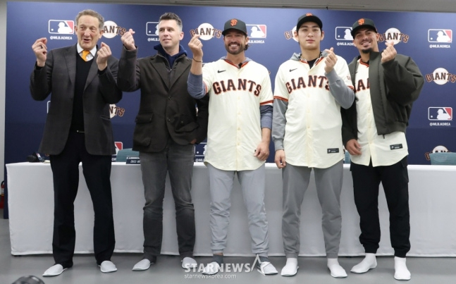 San Francisco Chairman Larry Bear (from left), President Buster Posey, Director Tony Bytello, Lee Jung-hoo and Willie Adames have photo time after the press conference. /Photo = Kim Jin-kyung on standby
