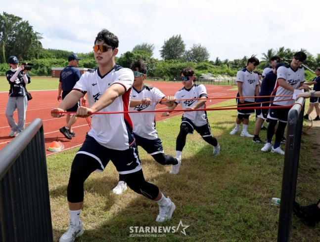 Игроки бейсбольной команды, включая Мун Дон Чжу (слева), тренируются по укреплению мышц с помощью трубки 10-го числа. /Фото = Старший репортер Кан Ён Чжо