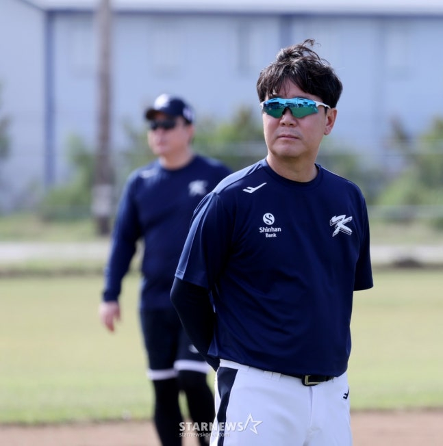 Тренер Рю Джи Хён следит за тренировками игроков. /Фото = Старший репортер Кан Ён Чжо