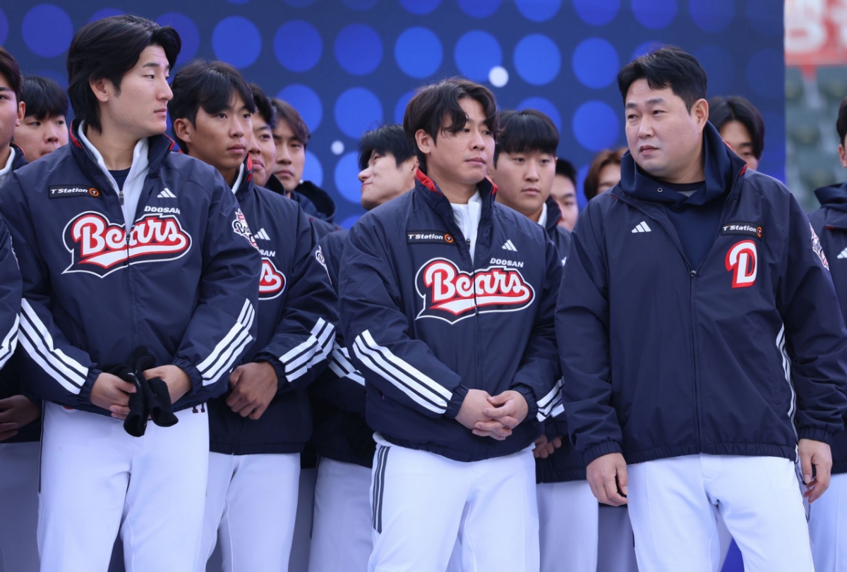 Cầu thủ sân trong Park Chan Ho của Doosan Bears (giữa). /Ảnh = Doosan Bears cung cấp