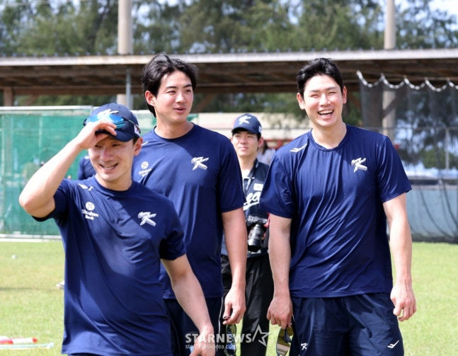 图为具滋旭（中）和洪昌基（音）正微笑着结束训练。 =照片=高级记者姜英祖。