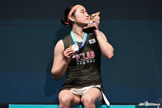 11日(韩国时间)，安世英在马来西亚吉隆坡举行的世界羽联(BWF)世界巡回赛超级1000马来西亚公开赛女单冠军后亲吻了奖杯。 =法新社BBNews=新闻1。