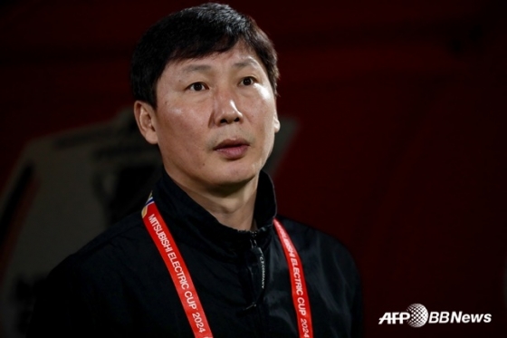 Huấn luyện viên đội tuyển bóng đá quốc gia Việt Nam Kim Sang Sik. /AFPBBNews = Tin tức 1