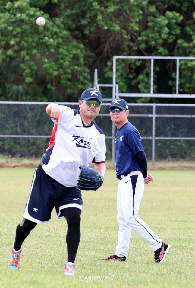 Coach Ryu Ji-hyun is looking closely at Noh Kyung-eun (left) who is playing catch. /Photo = Senior Reporter Kang Young-jo