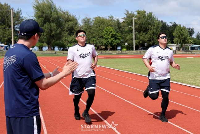 Noh Kyung-eun (center) is training for running with Ryu Hyun-jin. /Photo = Senior Reporter Kang Young-jo