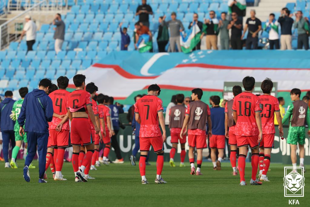 サッカーの大韓民国23歳以下（U-23）代表チームの選手たちが13日、サウジアラビア·リヤドのプリンス·ファイザルピン·ファド·スタジアムで行われた2026AFC U-23アジアカップ·グループリーグC組第3戦のウズベキスタン戦0-2完敗後、残念がっている。 /写真=大韓サッカー協会提供