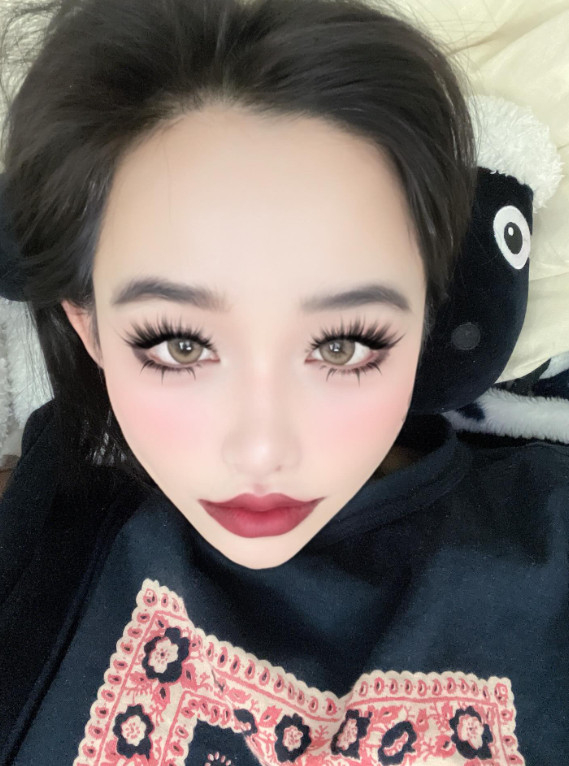 =照片:朴春的照片墙。