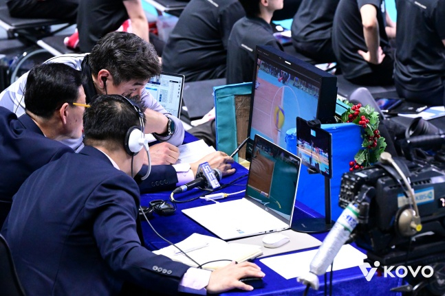MATERIAL-JUDGES-BURIES-BURIES (from left) are working on an in-out video review. (The photo is not related to this disciplinary action). /Photo = Courtesy of the Korea Volleyball Federation