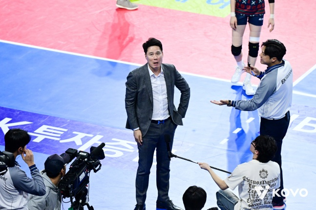 Hyundai Engineering &amp; Construction Director Kang Sung-hyung is protesting the decision. /Photo = Courtesy of the Korea Volleyball Federation
