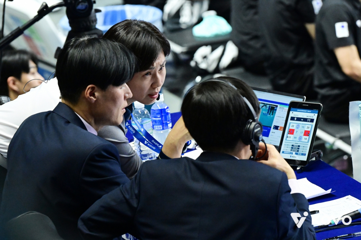 Deputy Judge-Referee-Playing Member (from left) is working on a video review. However, the reality is that there are technical limitations to these efforts. (The photo is not related to this disciplinary action). /Photo = Courtesy of the Korea Volleyball Federation
