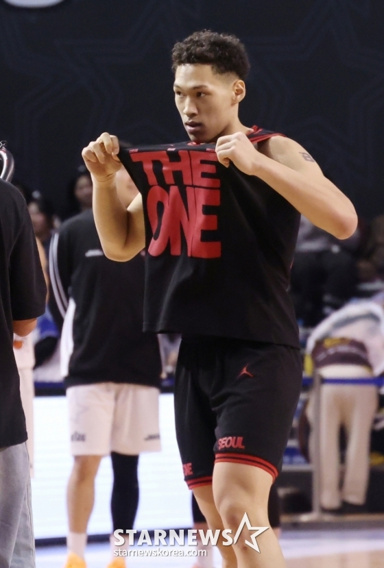 エディ·ダニエルが1対1のコンテストのうち、得点後にセレモニーをしている。 /写真=キム·ジンギョン待機者