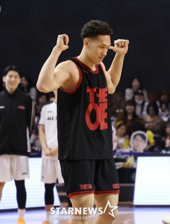 エディ·ダニエルがセレモニーをしている。 /写真=キム·ジンギョン待機者