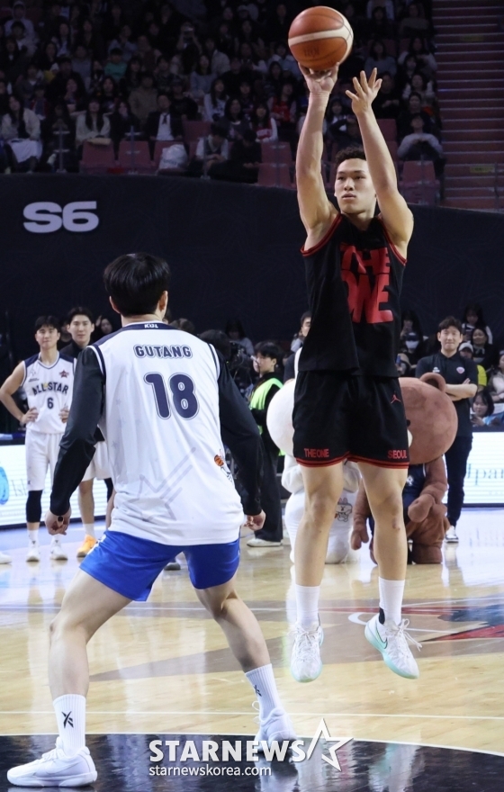 エディ·ダニエル（右）がジャンプシュートを放っている。 /写真=キム·ジンギョン待機者