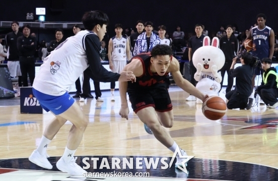 エディ·ダニエル（右）が1対1のコンテスト決勝で、チョン·ソンジョを相手に突破を試みている。 /写真=キム·ジンギョン待機者