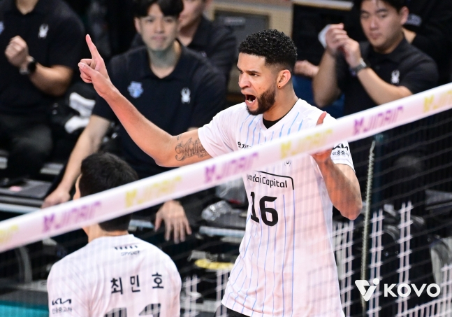 Hyundai Capital Leo (phải) đang gầm rú sau khi ghi bàn trong trận đấu thẻ của chúng tôi vào ngày 18. /Ảnh = KOVO cung cấp