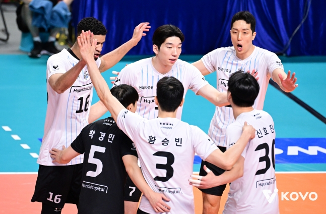 Các cầu thủ Hyundai Capital cùng vui mừng sau khi ghi bàn. /Ảnh = KOVO cung cấp