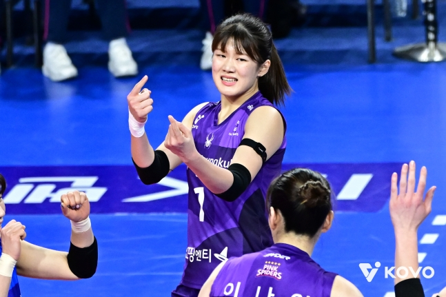 Bảo hiểm nhân thọ Heungkuk Kim Daeun đang vui mừng sau khi ghi bàn trước IBK Business Bank. /Ảnh = KOVO cung cấp