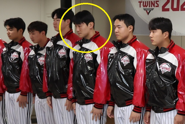 LG rookie Kim Dong-hyun (Yellow One) greets LG Twins at the 2026 LG Twins New Year's greeting held at Jamsil Baseball Stadium in Seoul on the 6th. /Photo = Courtesy of LG Twins