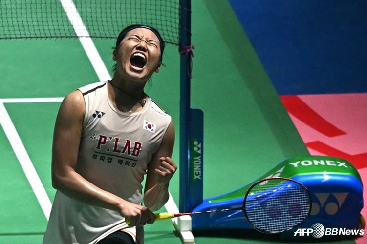  本月18日（韩国时间），在印度新德里英迪拉甘地体育中心举行的"2026世界羽联（BWF）世界巡回赛印度公开赛（超级750）"决赛中，安世英击败中国选手王祉怡，夺冠后欢呼雀跃。 =法新社BBNews=新闻1。