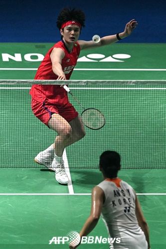 图为王志毅（上）与安世英的比赛场景。 =法新社BBNews=新闻1。