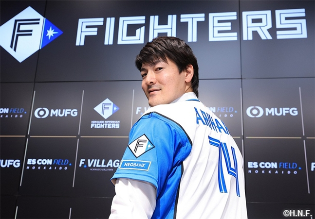 本月13日，阿里哈拉举行了加盟记者会。 =照片=日本火腿斗士官网。