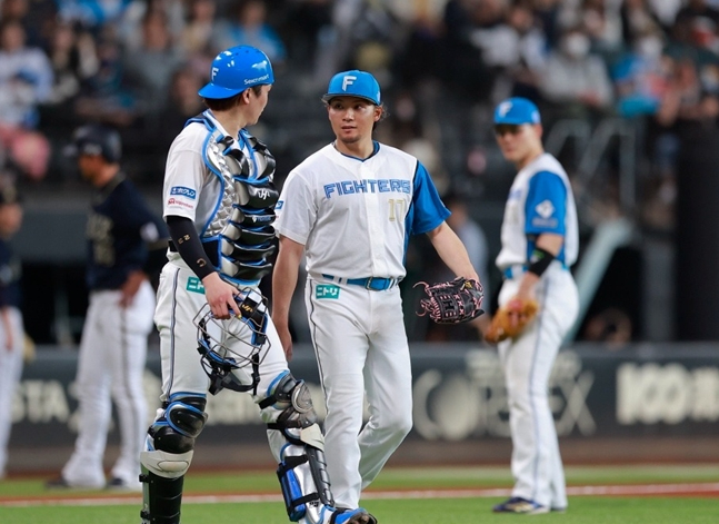 他就是身披17号战袍的伊藤博文（中）。 =照片=日本火腿斗士官方SNS。