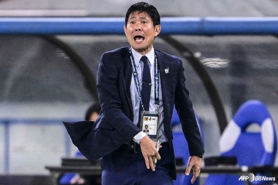 守安肇国家代表チーム監督が東京味の素スタジアムで行われた日本とブラジルの親善試合中、選手たちに戦術を指示している。 /AFPBBNews=ニュース1