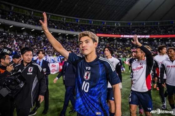 ドアン·リッツ（10番）が東京·味の素スタジアムで行われた日本とブラジルの親善試合が終わった後、観衆に手を振っている。 /AFPBBNews=ニュース1