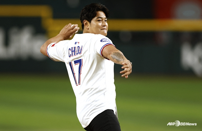 Choo Shin-soo throwing the first pitch at the Texas home game in August 2025. /AFPBBNews=News1