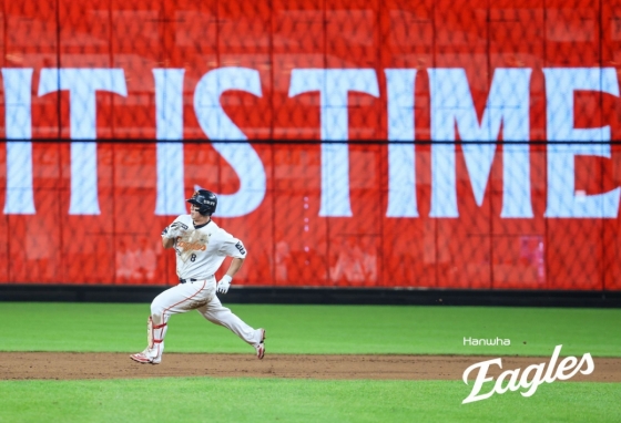 他就是韩华鹰队内野手卢时焕。 =韩华鹰队。