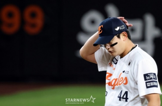 韩华队的金书贤在韩国循环赛第4场比赛中被对手击出本垒打，正在低头。 =照片=高级记者姜英祖。