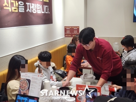 图为金瑞贤正在为粉丝们做刀削面。 =照片=安浩根。