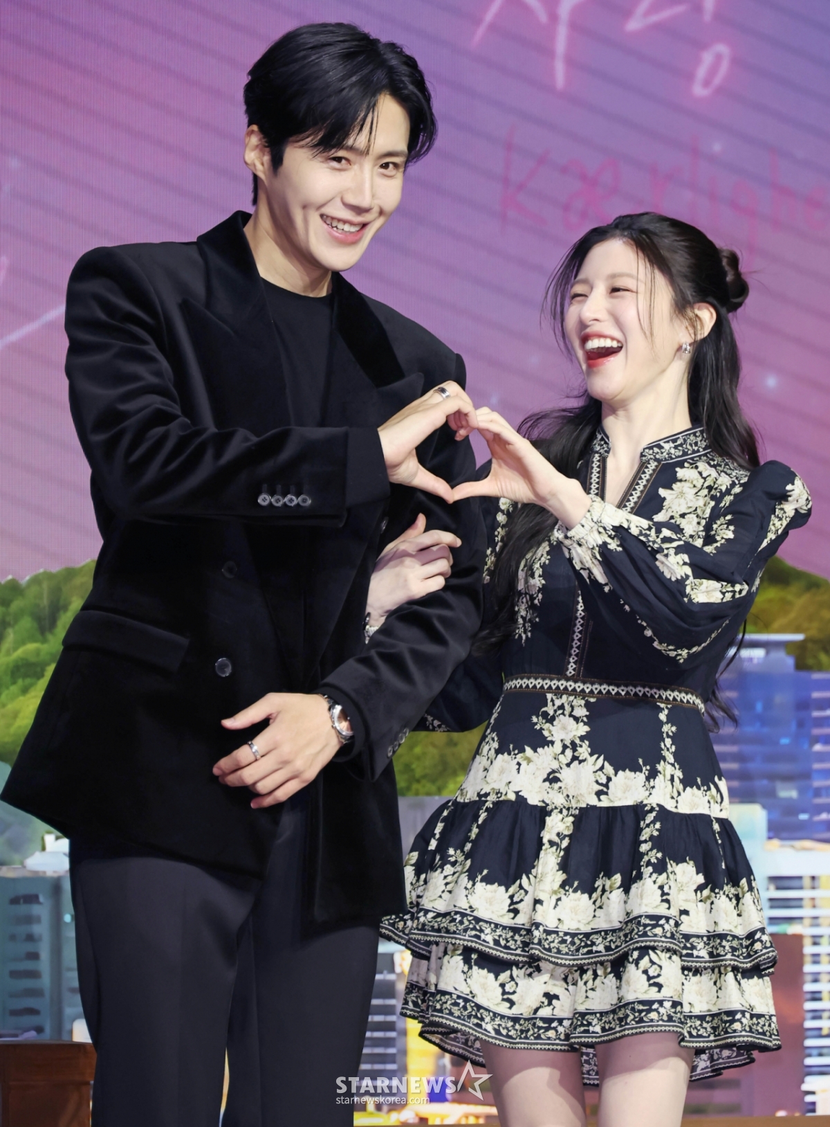 Актёры Ким Сон Хо и Го Юн Чжон из сериала «Оригинальный сериал Netflix», который проходил в отеле Chosun Palace в Каннамгу, Сеул, утром 13-го числа, переводят любовь?' Прихожу на презентацию производства и позирую.  Можно ли перевести любовь к «Непредсказуемой романтической комедии», которая разворачивается, когда Чо Хо Чжин, многоязычный переводчик, становится переводчиком ведущей мировой звезды Ча Му Хи?' будет выпущен 16-го числа. /2026.01.13 /Фото = Ли Дон Хун Фотогуи@