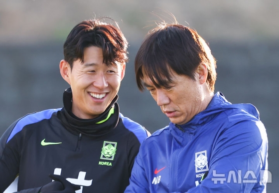 孫興民(ソン·フンミン、左)と洪明甫(ホン·ミョンボ)監督が練習中に会話をしている。 /写真=ニューシス