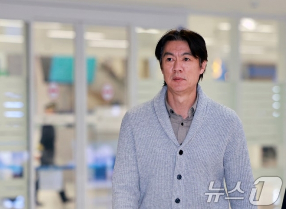 洪明甫(ホン·ミョンボ)監督が2025年12月5日(現地時間)、米ワシントンDCケネディセンターで開かれた「2026北中米ワールドカップ組み合わせ抽選会」を終えて12日、仁川(インチョン)国際空港第2旅客ターミナルから帰国している。 /写真=ニュース1